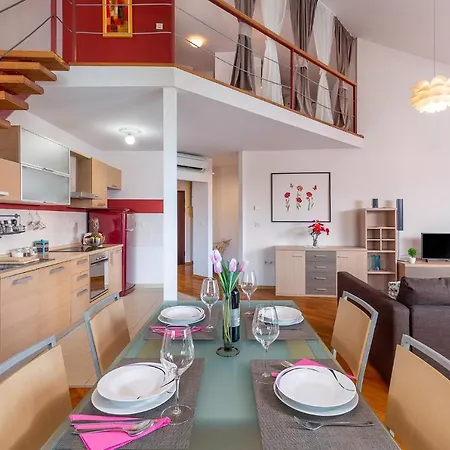 Lägenhet With Parking Space - 16029